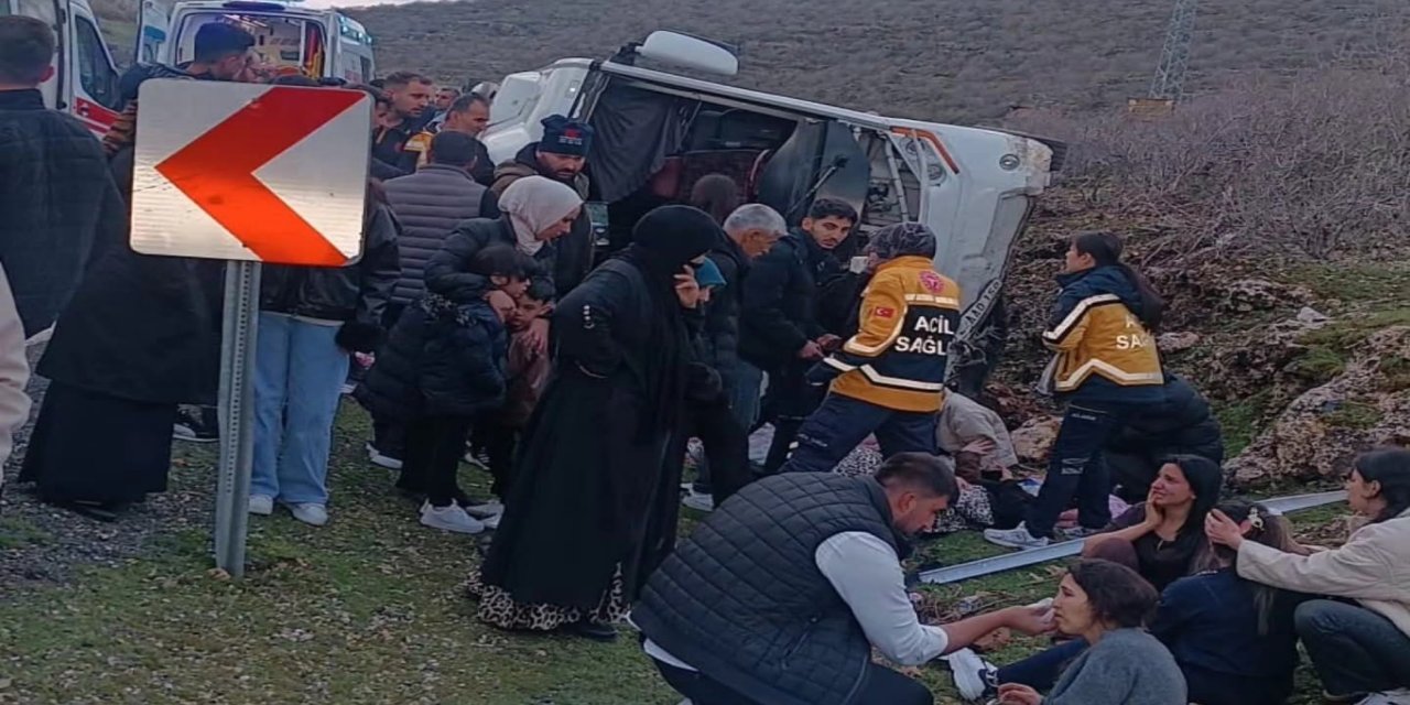 Mardin’in Midyat ilçesinde devrilen yolcu midibüsünde 24 kişi yaralandı