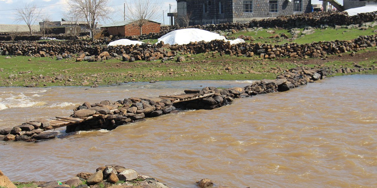 Çınar'da köprü su altında kaldı, diyaliz hastası saatlerce bekledi