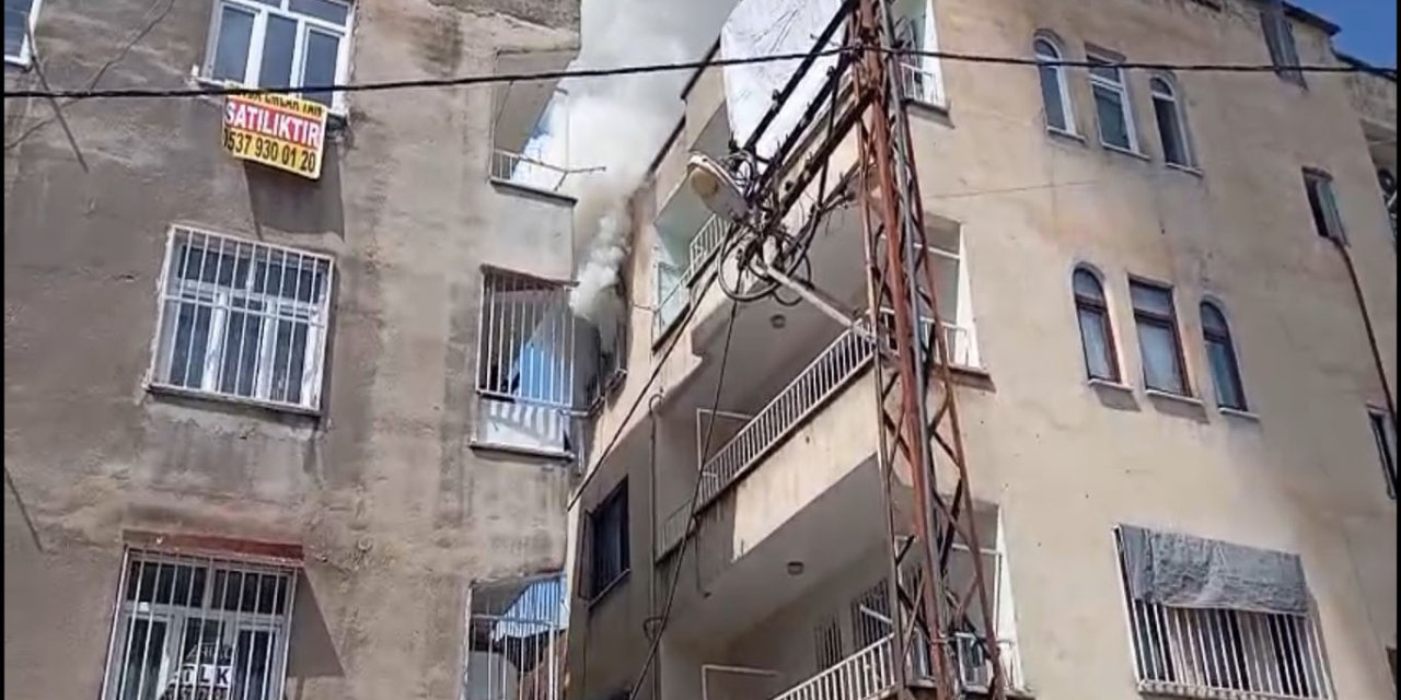 Diyarbakır’da 3 katlı apartmanda yangın