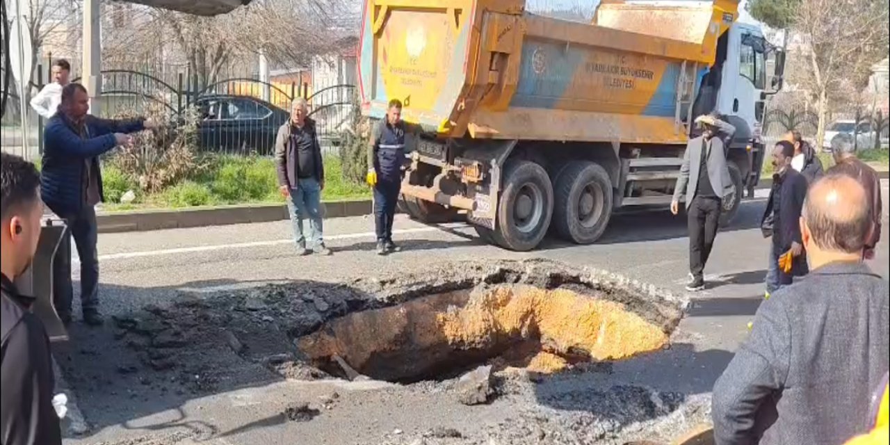 Diyarbakır-Silvan kara yolunda yoğun yağış yol çökmesine neden oldu