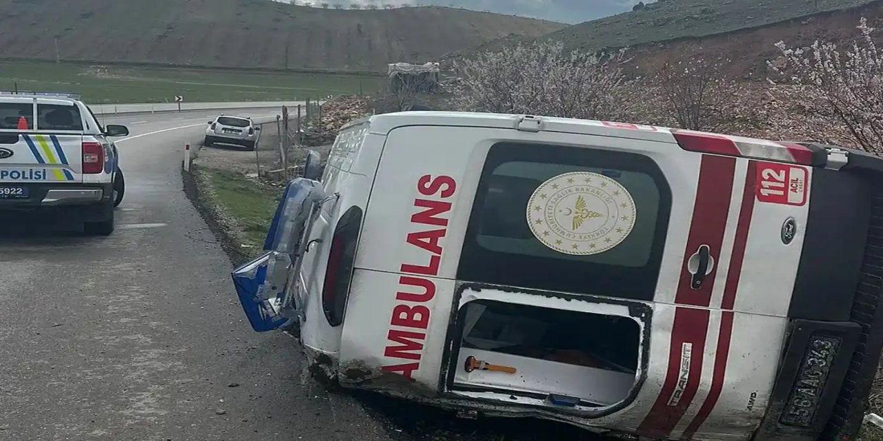 Siirt’in Kurtalan ilçesinde ambulans devrildi: Bir yaralı