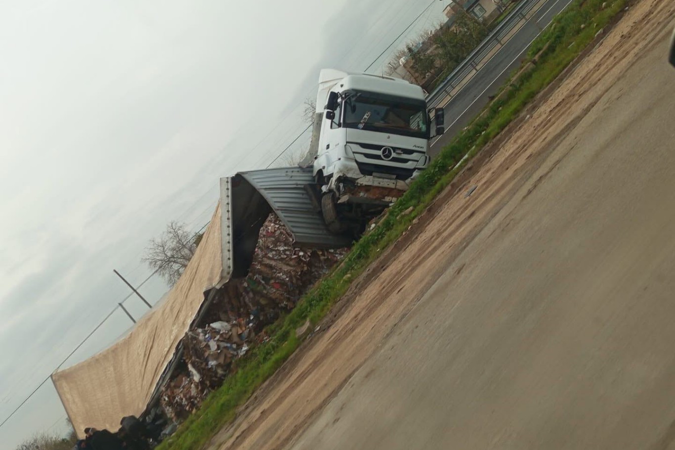 Mardin’in Nusaybin ilçesinde karton yüklü tır devrildi