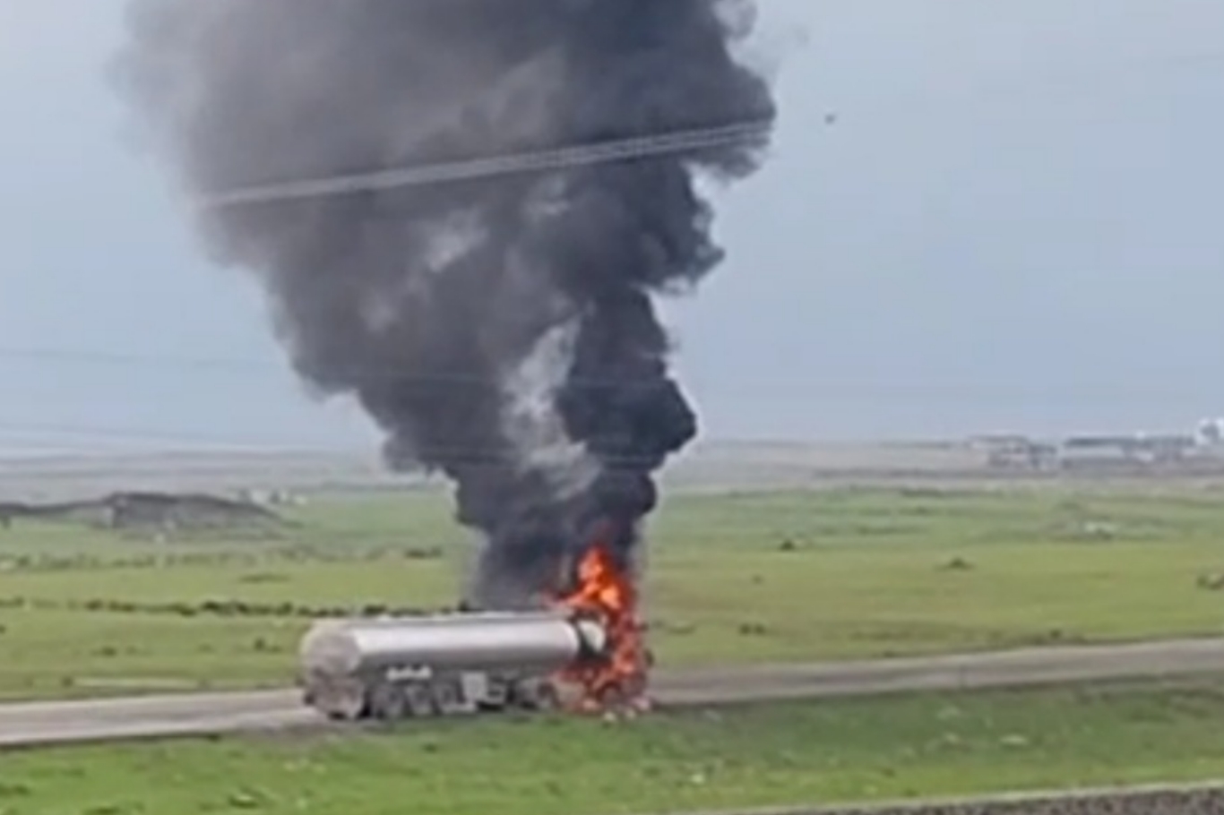 Cizre’de seyir halindeki tanker alev topuna döndü
