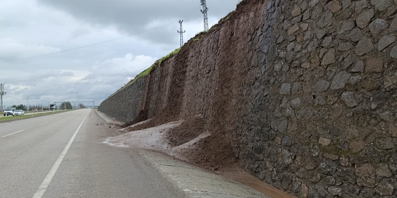 Çınar-Diyarbakır yolunda kayan toprak tehlike saçıyor