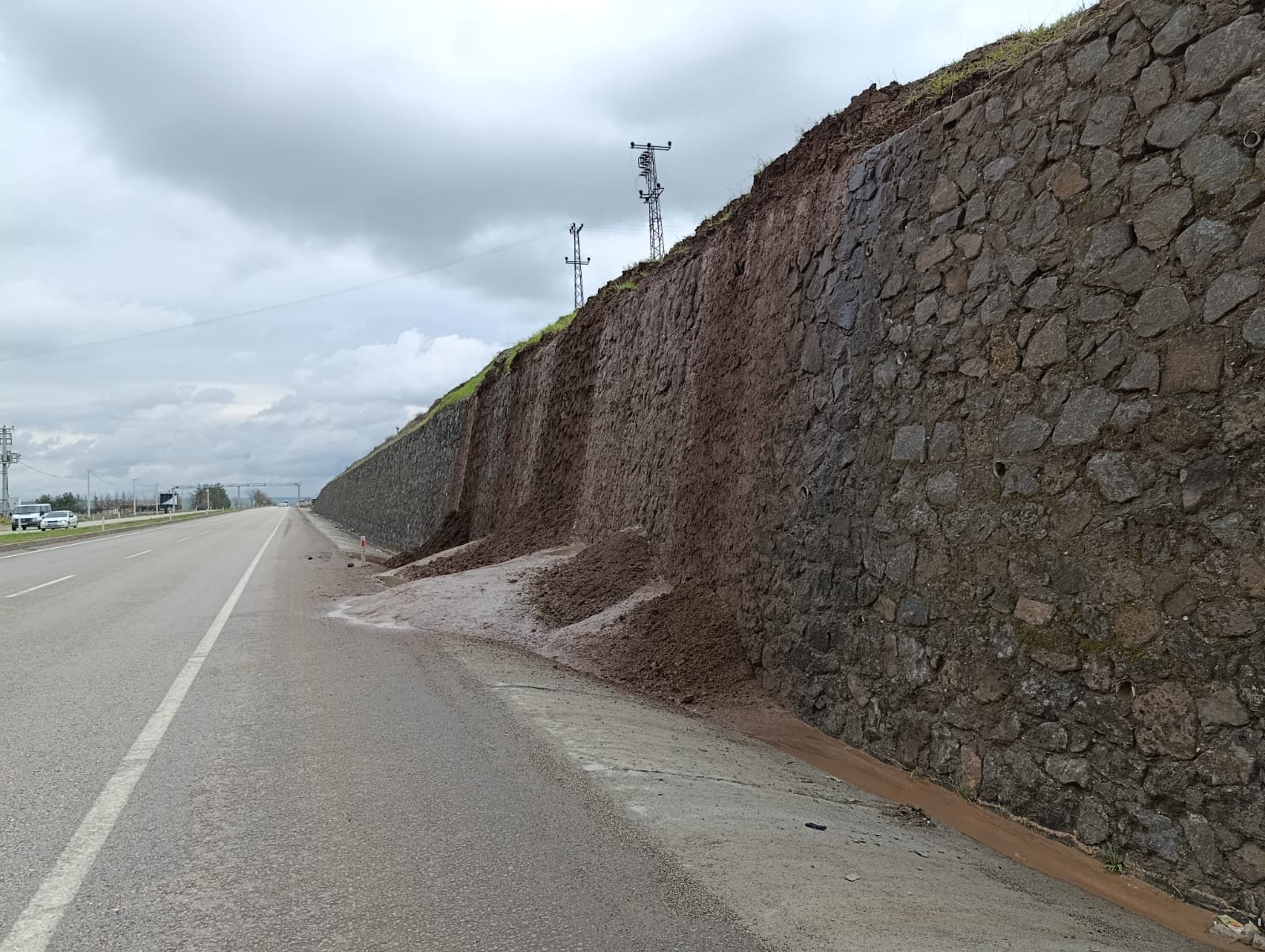 Li ser rêya Çinar-Amedê axa ku diherike xetereyê belav dike