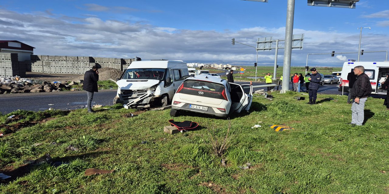 Çınar'da öğrenci servisi kaza yaptı, 15 yaralı