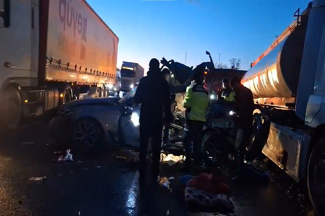 Şanlıurfa’nın Birecik ilçesinde tanker ile otomobil çarpıştı: Bir ölü, 5 yaralı