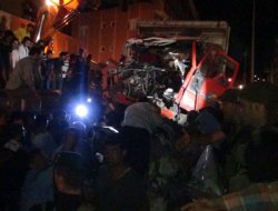 Cizre'de kamyon araç biçti: 2 ölü, 5 yaralı (GÜNCELLENDİ)