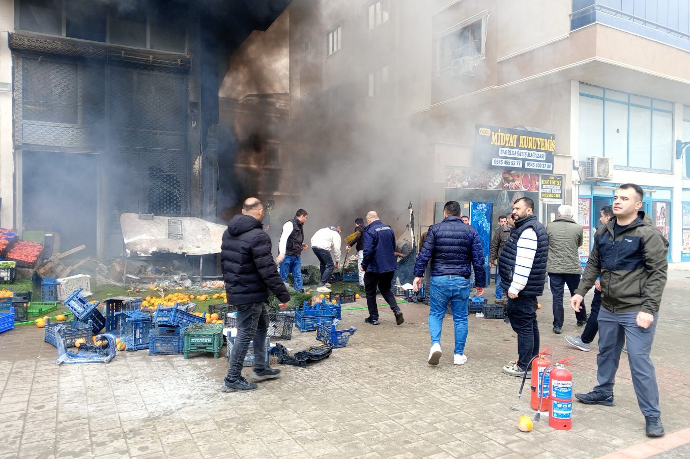 Mardin’in Midyat ilçesinde manavda çıkan yangın söndürüldü