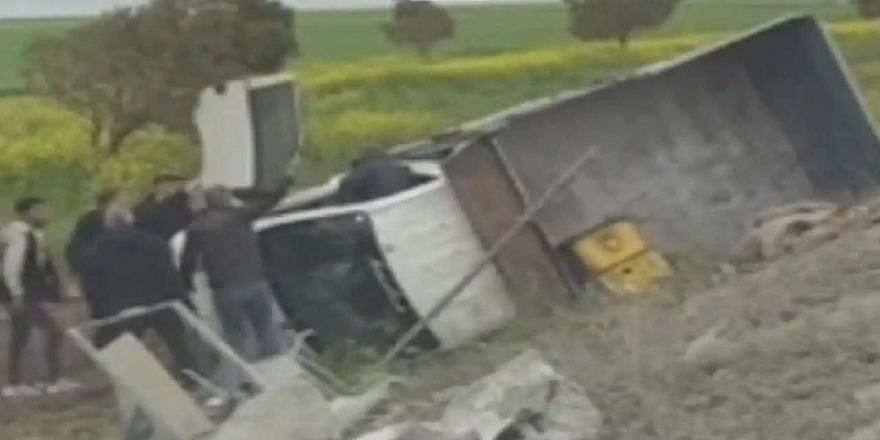 Şanlıurfa’nın Ceylanpınar ilçesinde işçileri taşıyan kamyonet devrildi: 4 yaralı