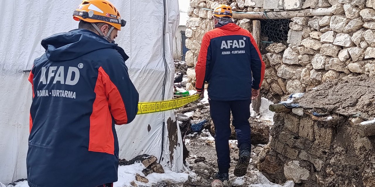 Van’da 5,2 büyüklüğündeki depremde bir ahır çöktü