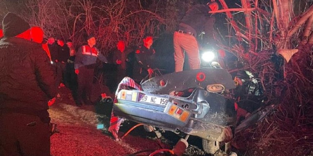 Antalya Korkuteli ilçesi Sülekler Mahallesi’nde feci kaza: Ağaca çarpan araçta 2 kişi hayatını kaybetti