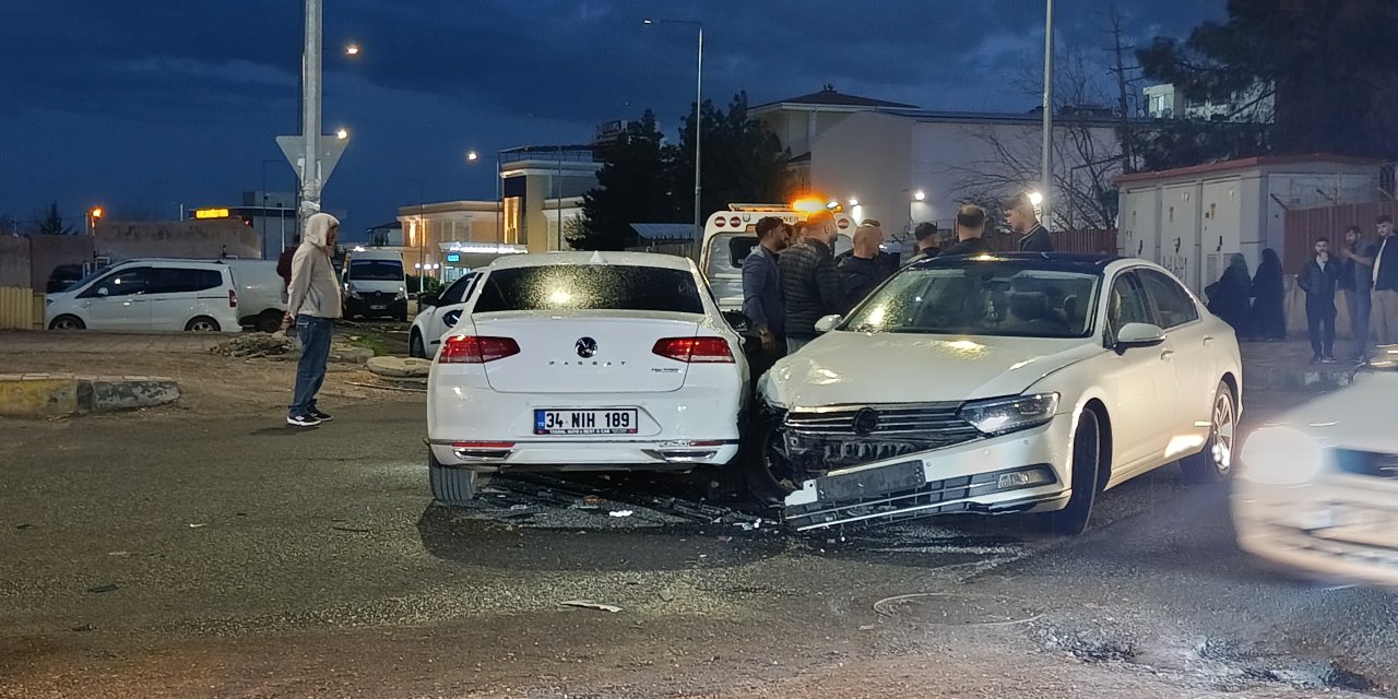 Diyarbakır'da iki otomobil çarpıştı