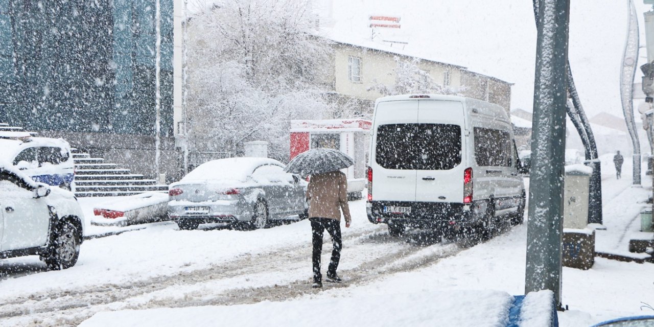 Karlıova’da nisan ayında kar yağışı