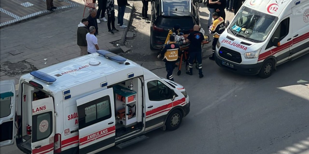 Mardin Nusaybin’de motosiklet otomobile çarptı: 3 yaralı