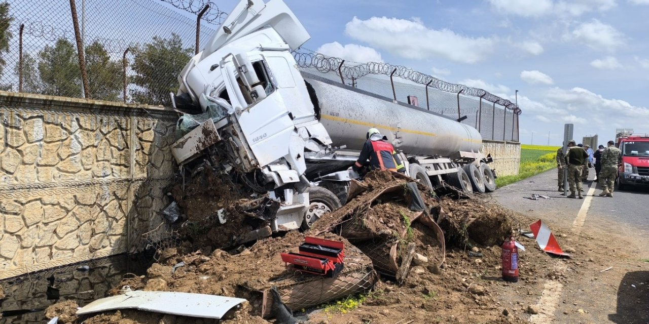 Mardin’de petrol yüklü tanker duvara çarptı: 1 yaralı