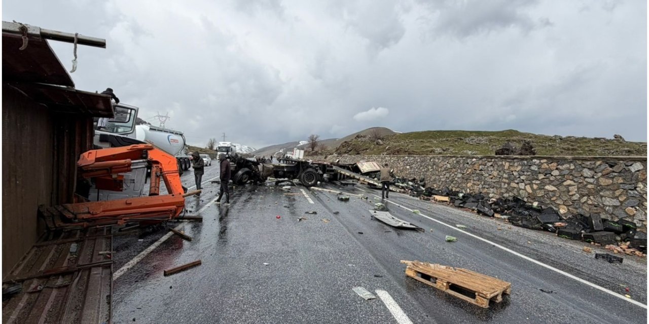 Bitlis-Van yolunda feci kaza: Biri ağır 3 yaralı