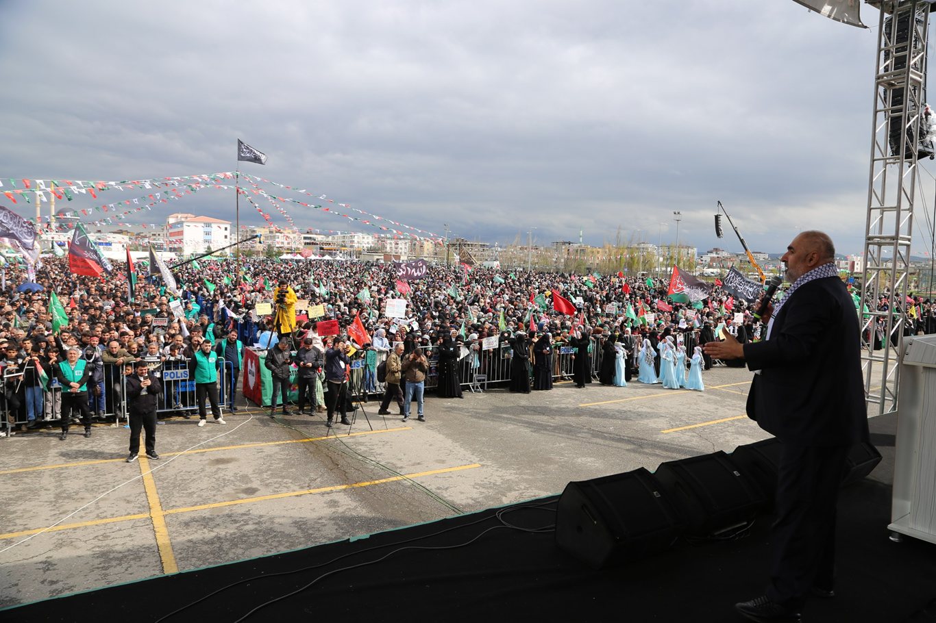 Mele Emrullah Uysal: Werin em bibin yek û xwe bi benê Xwedê ve girêbidin