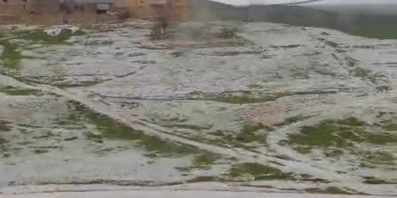 Çınar'da dolu yağışı sonrası yerler beyaza büründü