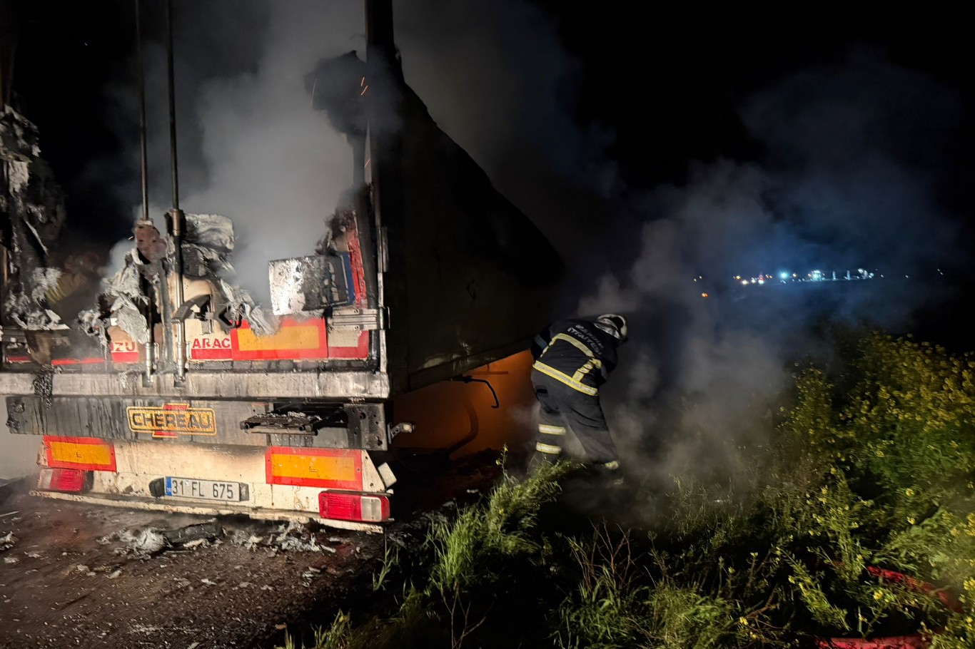 Mardin’in Nusaybin ilçesi seyir halindeki tır'ın dorsesi alevlere teslim oldu