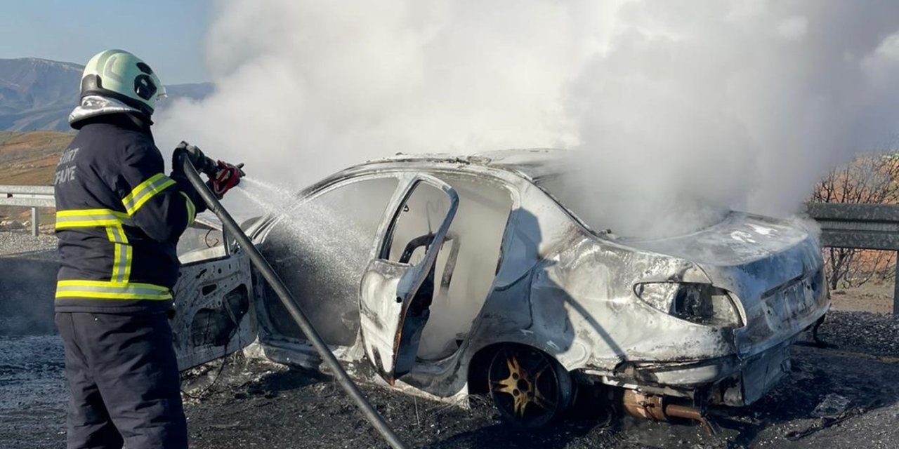 Seyir halindeki otomobil alev aldı: 4 kişilik aile facianın eşiğinden döndü