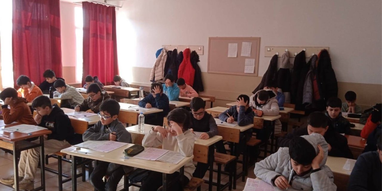 Erzincan'da Siyer Yarışması'nda dereceye giren öğrencilere ödülleri verildi