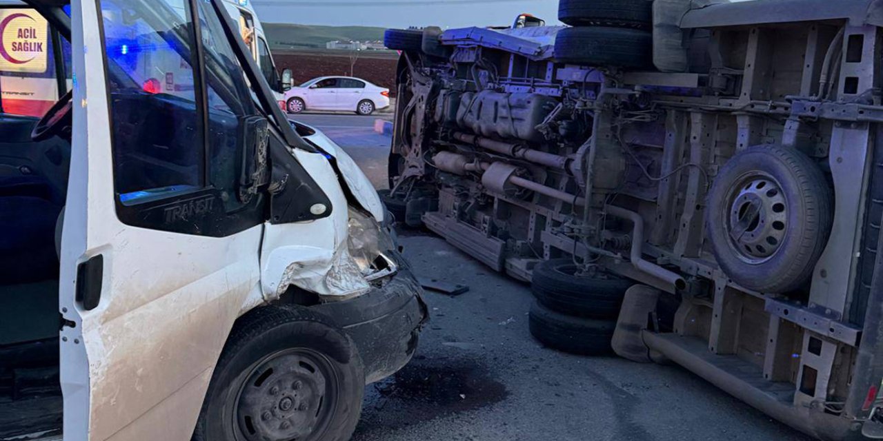 Batman’da kavşakta kaza: Servis aracı devrildi