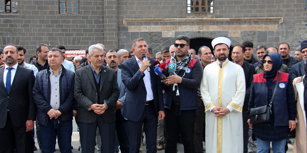 Okul saldırılarında vefat eden öğretmen ve öğrenciler için Diyarbakır'a gıyabi cenaze namazı kılındı