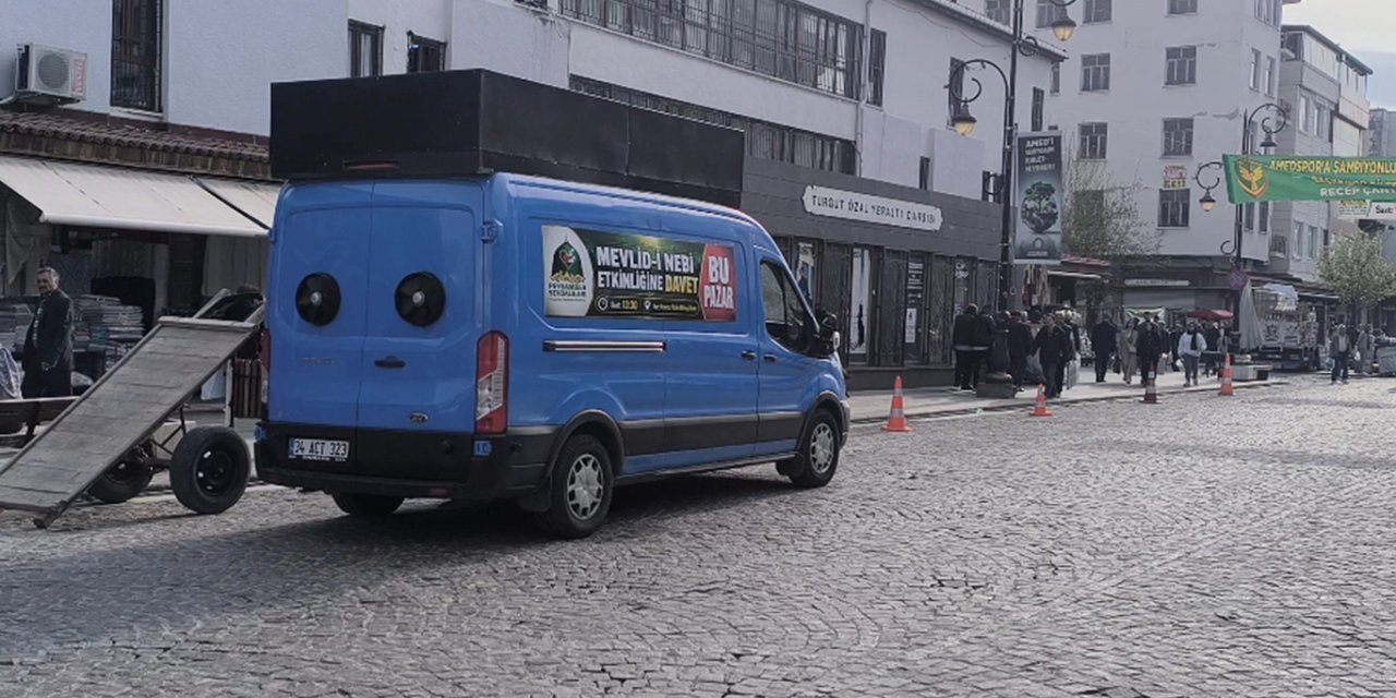 Wesayîtên ku ji bo çalakiya Mewlûda Nebî bangewaziya vexwendinê dikin, li kolanên Diyarbekirê ne