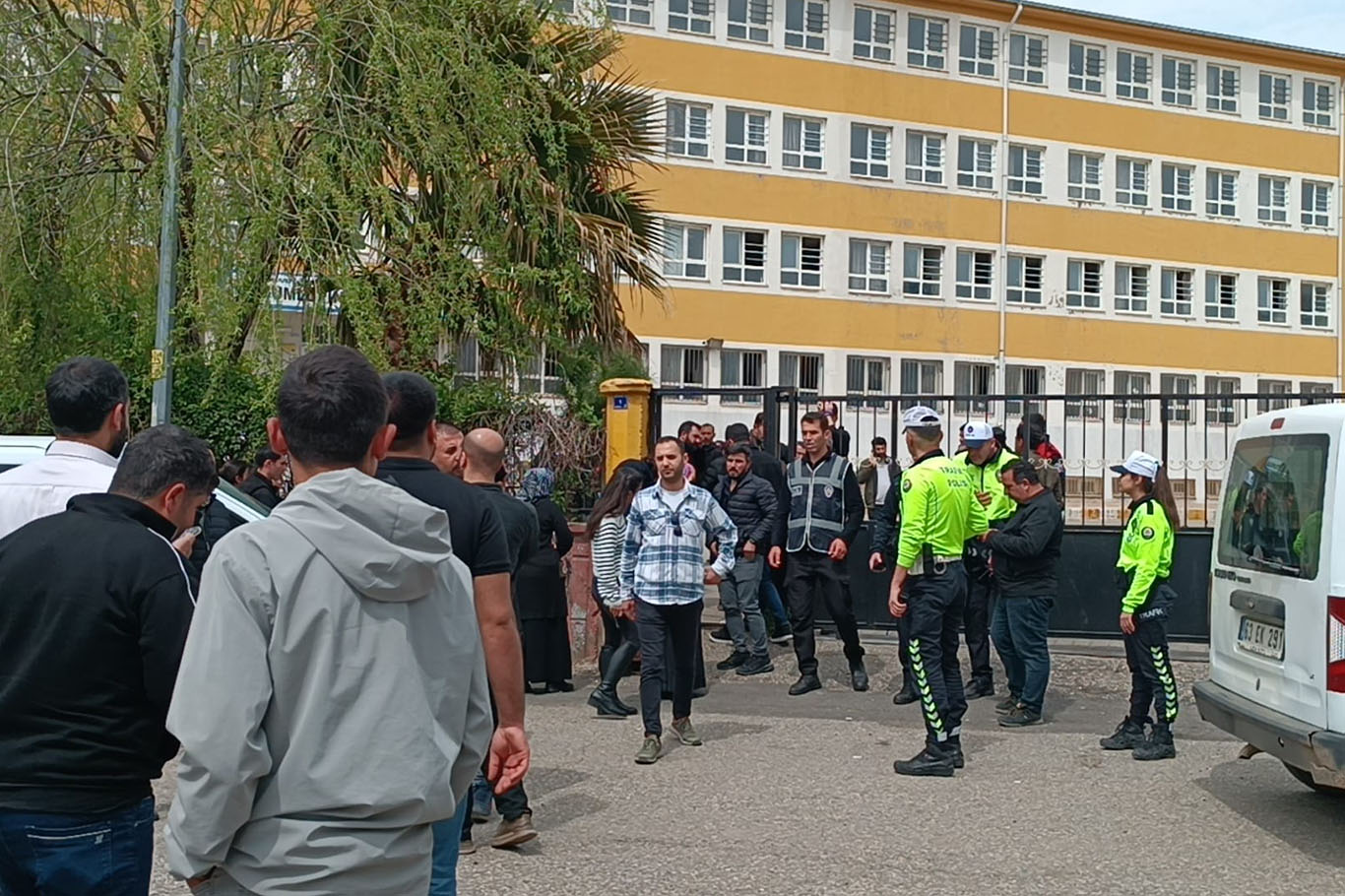 Siverek’te okulda bıçaklı saldırı girişimi engellendi