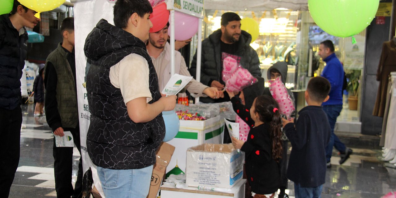 Diyarbakır'da Peygamber Sevdalıları Bağlar esnafını lokumlarla mevlit etkinliğine davet etti