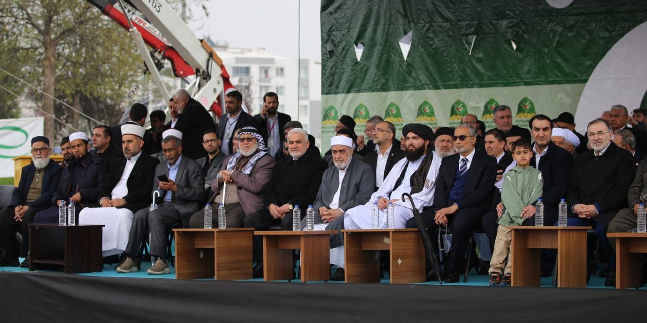 Mevlid-i Nebi mitingine yurt içi ve yurt dışından katılan yetkililer takdim edildi