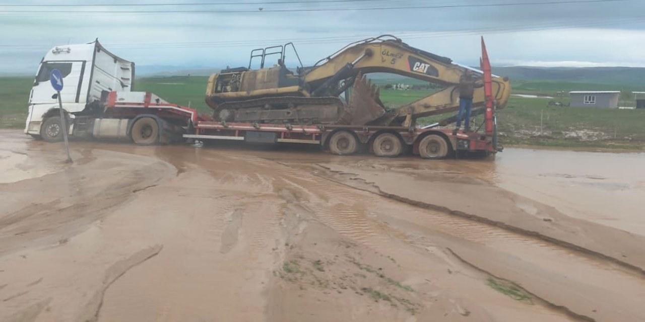 Kurtalan yolunda tehlikeli birikinti: Araçlar mahsur kaldı