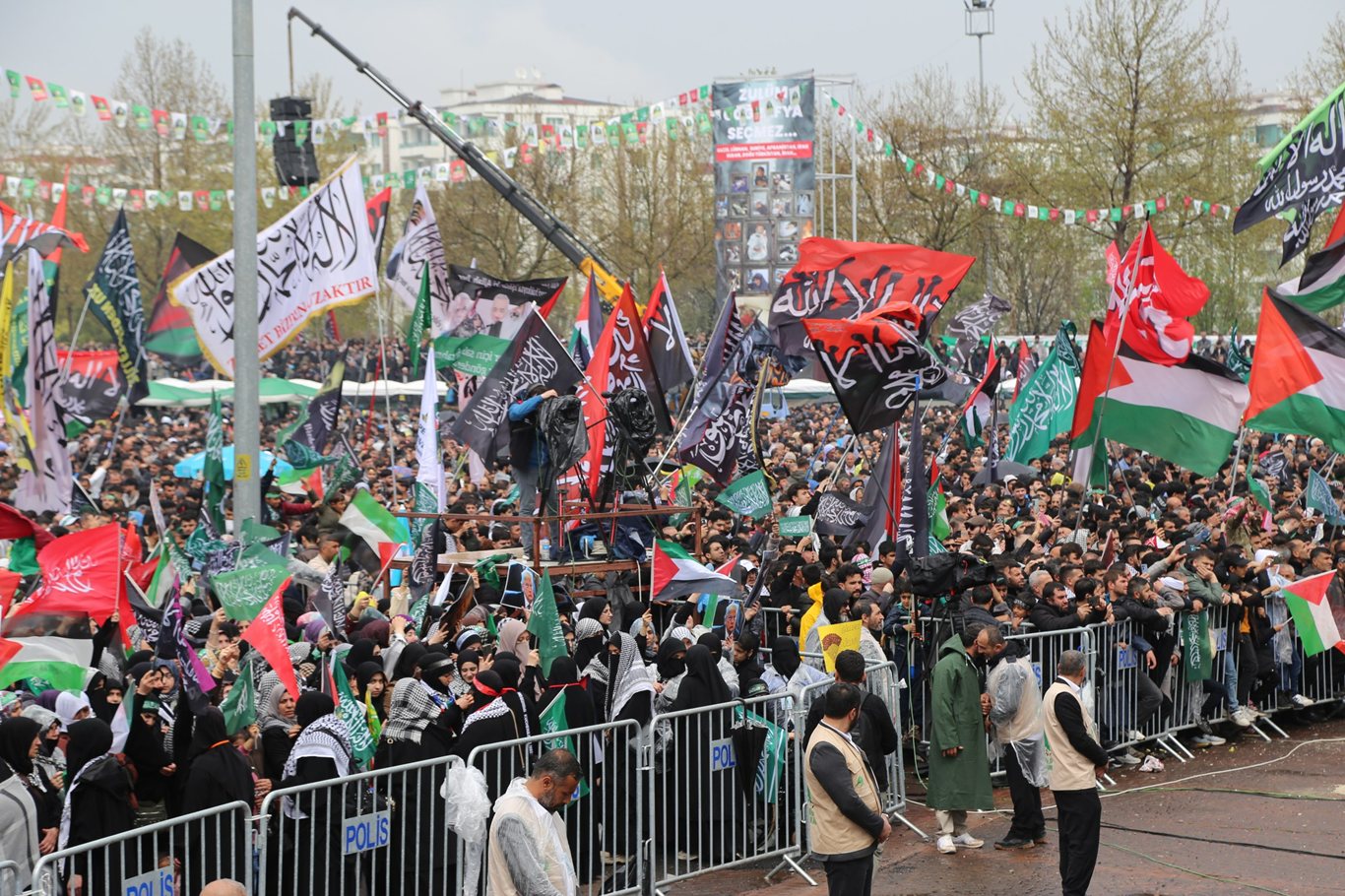 Mele Remzî: Dema Misilman bibin yek, cîhan nikare li pêşiya me bisekine