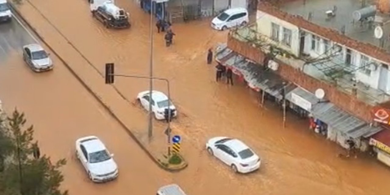 Silvan'da etkili olan sağanak sonrası cadde ve sokaklar sular altında