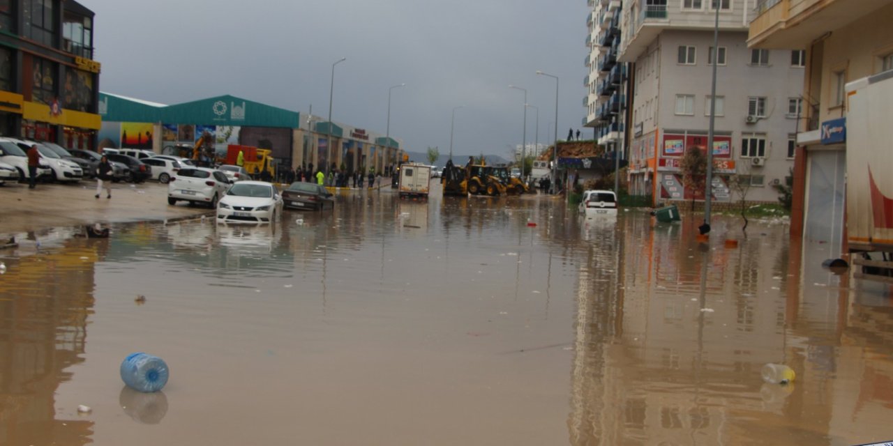 Mardin’de sağanak yağış etkisini sürdürüyor: Dereler taştı, yollar göle döndü