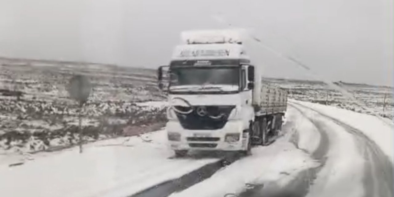 Çınar-Ovabağ yolu dolu yağışı sonrası beyaza büründü