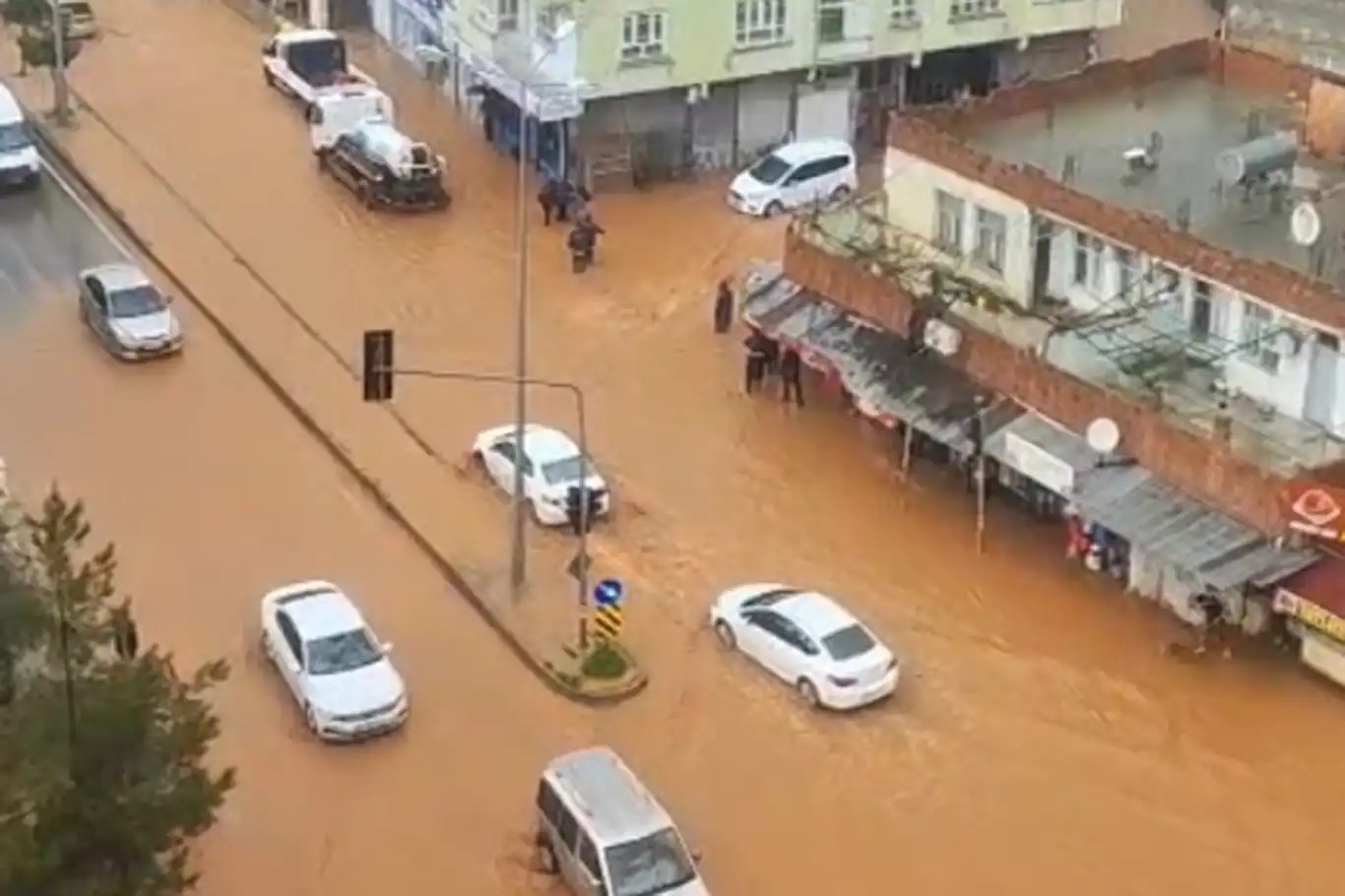 Li Farqînê kolan û rê ji ber barana zêde di bin avê de man