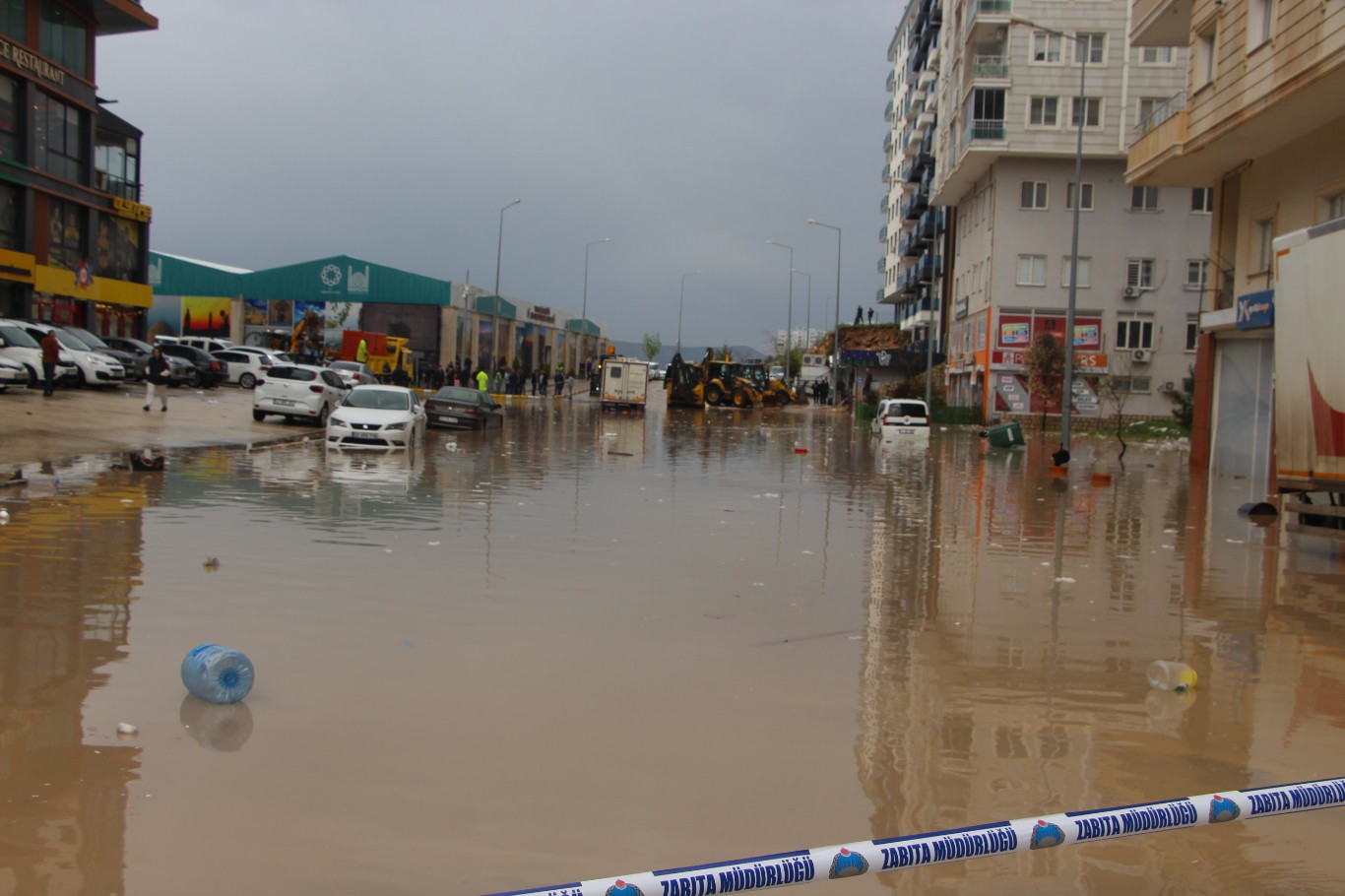 Mardin’de sağanak yağış etkisini sürdürüyor: Yollar göle döndü