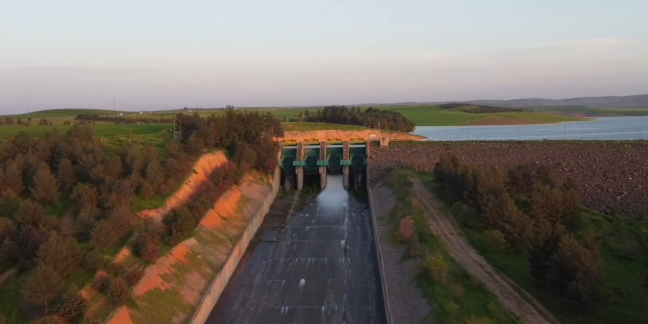 Göksu Barajı'ndan su tahliyesinin dron görüntüsü