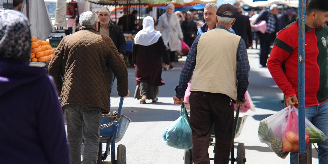 Yer: Diyarbakır Vatandaşlar: Eskiden dolu poşetle dönerdik şimdi yarım poşet bile zor