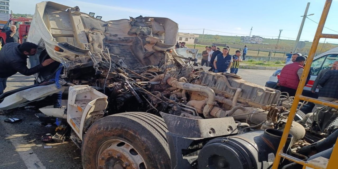 Mardin’in Midyat ilçesinde kamyon kaza yaptı: Sürücü hayatını kaybetti