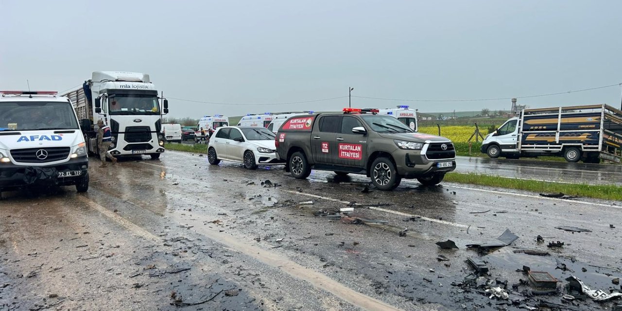 Siirt'te koyun yüklü kamyonet ile otomobil çarpıştı: 2 ölü, 3 ağır yaralı