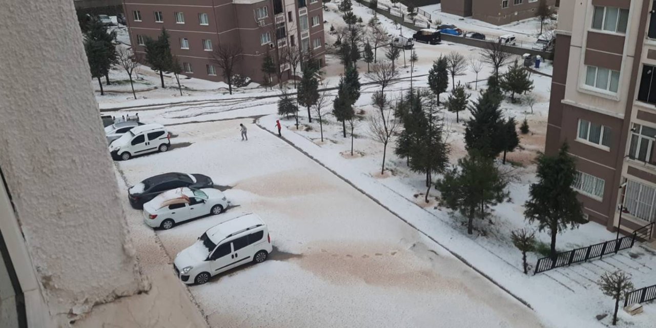 Elazığ'da ceviz büyüklüğünde dolu yağdı, kent merkezi beyaza büründü