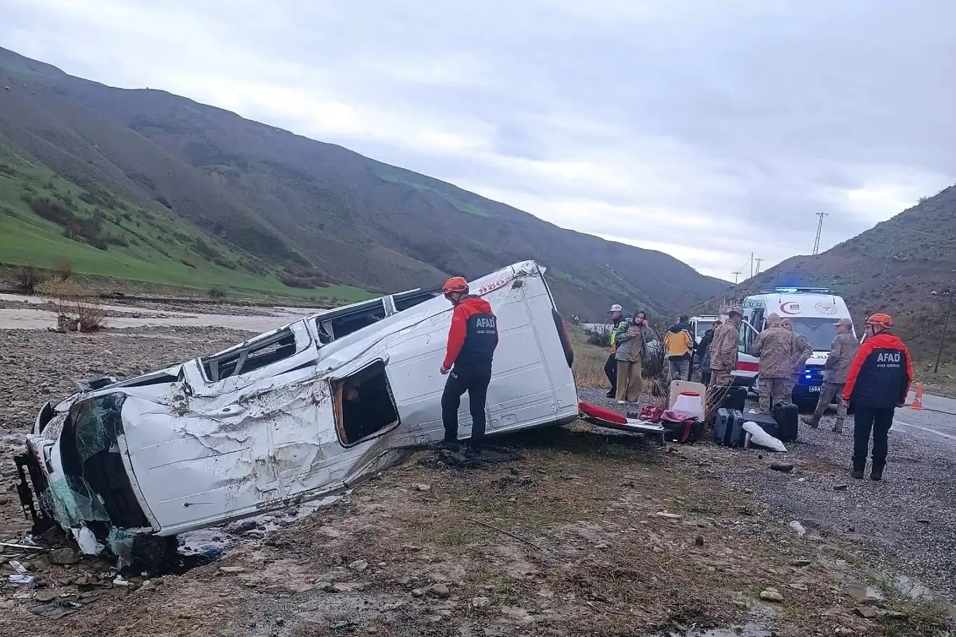 Li Mûşê mînîbûs qulibî: 16 kes birîndar bûn