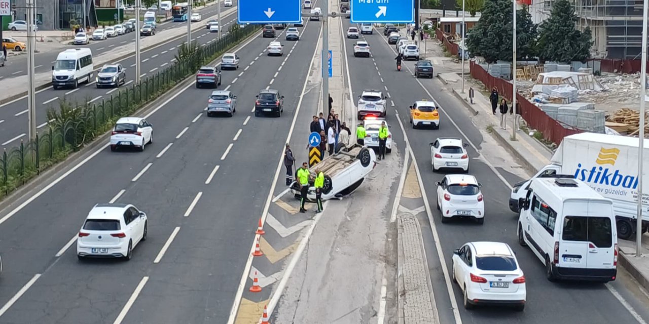 Diyarbakır, Şanlıurfa Bulvarı'nda otomobil refüje çarparak ters döndü