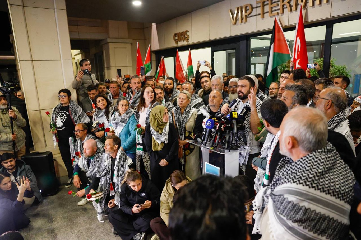 Siyonist çete tarafından alıkonulan Global Sumud Filosu katılımcıları İstanbul'a döndü