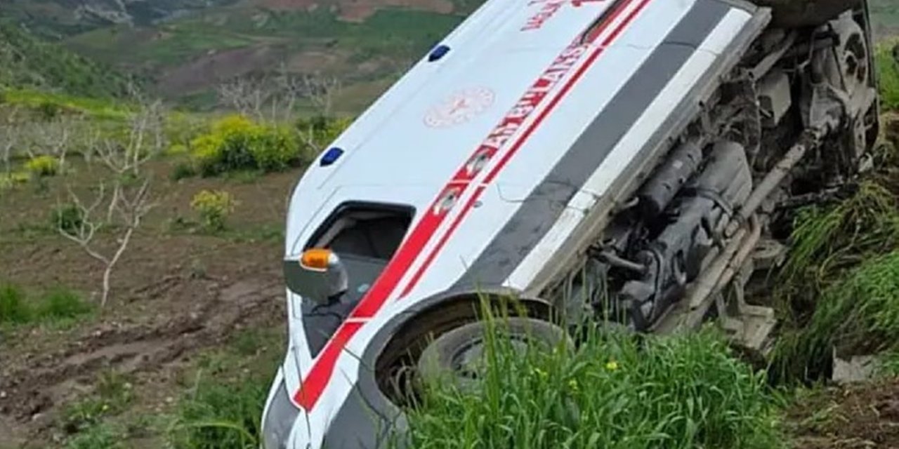 Pervari’de ambulans şarampole devrildi: 3 sağlık çalışanı yaralandı