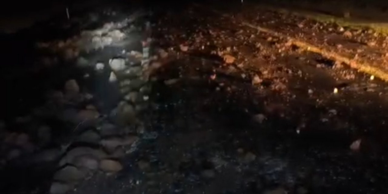 Çınar-Viranşehir yolunda heyelan meydana geldi