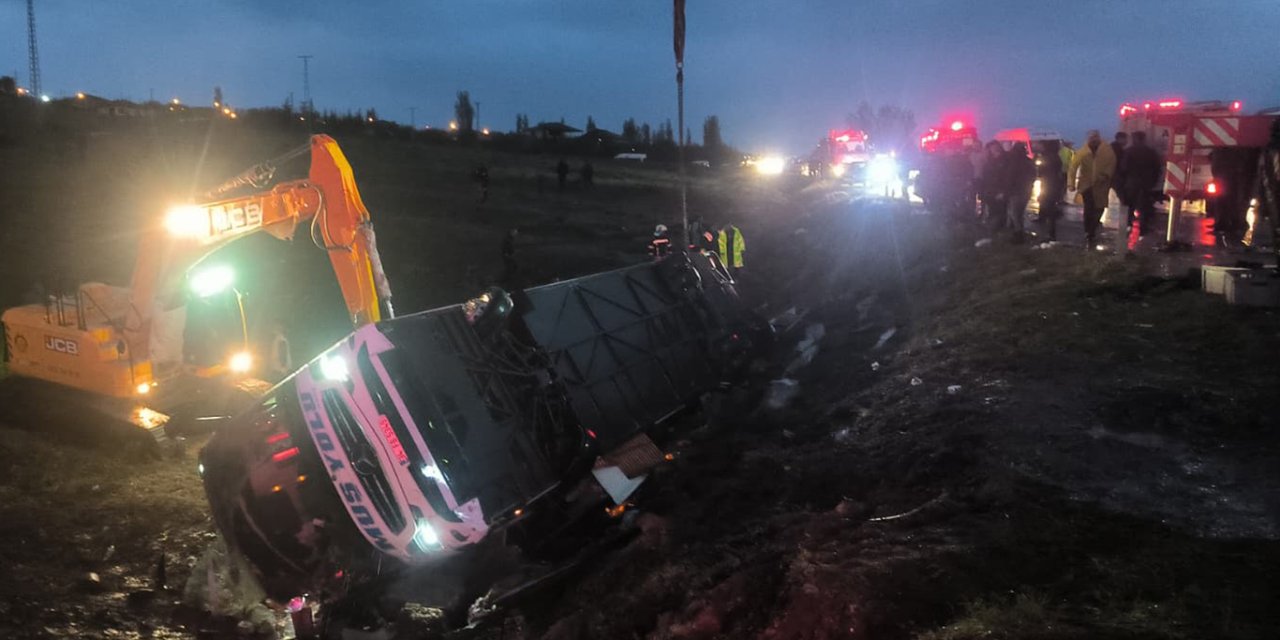 Malatya'da yolcu otobüsü devrildi: 4 ölü 15 yaralı